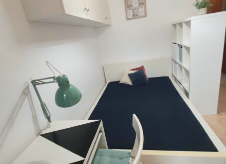 Bright & Stylish Studio with Balcony, A/C & Parking Near Orczy Park