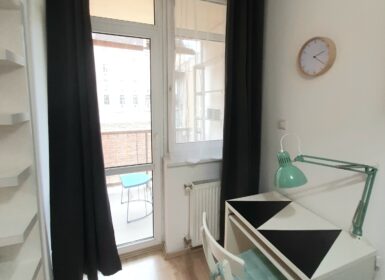 Bright & Stylish Studio with Balcony, A/C & Parking Near Orczy Park