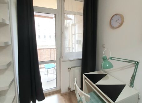 Bright & Stylish Studio with Balcony, A/C & Parking Near Orczy Park