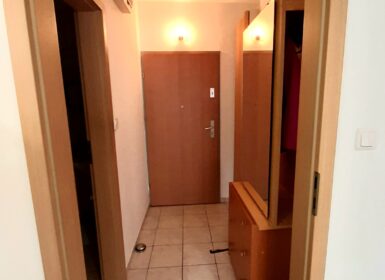 Bright & Stylish Studio with Balcony, A/C & Parking Near Orczy Park