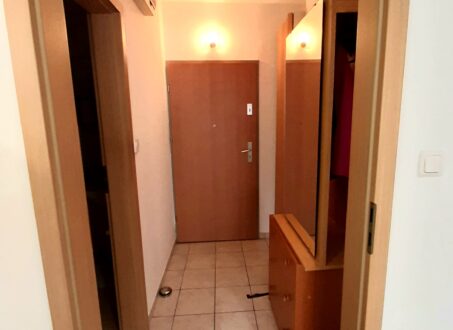 Bright & Stylish Studio with Balcony, A/C & Parking Near Orczy Park