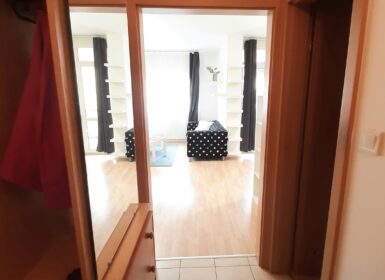 Bright & Stylish Studio with Balcony, A/C & Parking Near Orczy Park