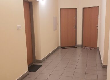 Bright & Stylish Studio with Balcony, A/C & Parking Near Orczy Park