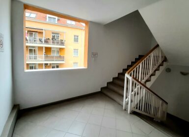 Bright & Stylish Studio with Balcony, A/C & Parking Near Orczy Park