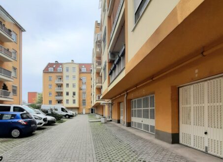 Bright & Stylish Studio with Balcony, A/C & Parking Near Orczy Park