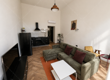 Freshly renovated One-bedroom with good access
