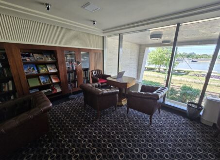 Modern apartment with unique facilities ( Wellness, Gym, Library )