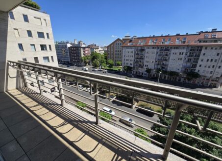Modern apartment with unique facilities ( Wellness, Gym, Library )