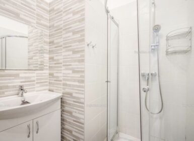 Fully Renovated 1-Bedroom Apartment for Rent – Budapest District V