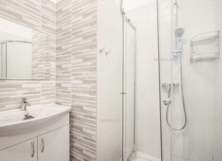 Fully Renovated 1-Bedroom Apartment for Rent – Budapest District V