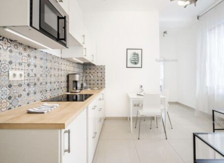 Fully Renovated 1-Bedroom Apartment for Rent – Budapest District V