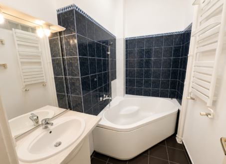 1-Bedroom Apartment with Balcony for Rent – Prime Downtown Budapest