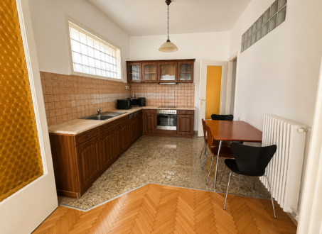 1-Bedroom Apartment with Balcony for Rent – Prime Downtown Budapest