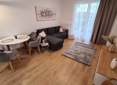 Modern 1-Bedroom Apartment with Garden – Grand Corvin 2