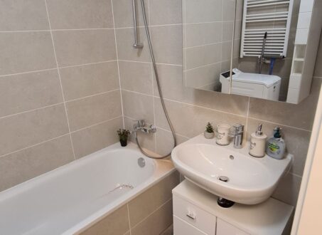 Modern 1-Bedroom Apartment with Garden – Grand Corvin 2