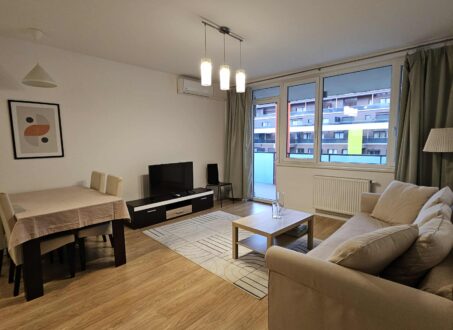 Spacious & Renovated 2-Bedroom Apartment with 2 Bathrooms and 12 m² Terrace for Rent in Corvin – 415,000 HUF/month
