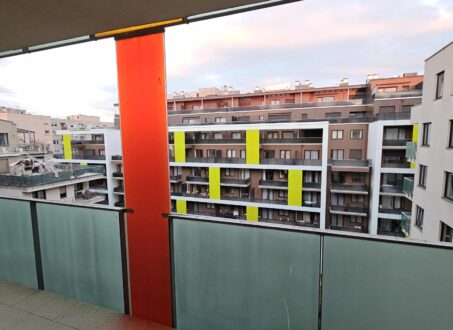 Spacious & Renovated 2-Bedroom Apartment with 2 Bathrooms and 12 m² Terrace for Rent in Corvin – 415,000 HUF/month