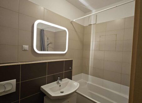 Spacious & Renovated 2-Bedroom Apartment with 2 Bathrooms and 12 m² Terrace for Rent in Corvin – 415,000 HUF/month