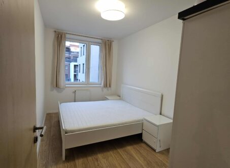 Spacious & Renovated 2-Bedroom Apartment with 2 Bathrooms and 12 m² Terrace for Rent in Corvin – 415,000 HUF/month