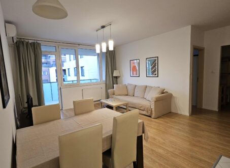 Spacious & Renovated 2-Bedroom Apartment with 2 Bathrooms and 12 m² Terrace for Rent in Corvin – 415,000 HUF/month