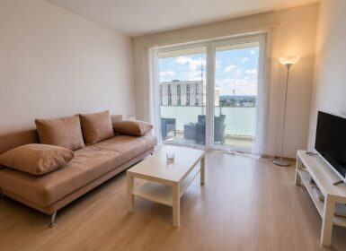 Bright 1-Bedroom Apartment with Panoramic Balcony – Akadémia Garden, District IX