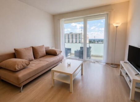 Bright 1-Bedroom Apartment with Panoramic Balcony – Akadémia Garden, District IX