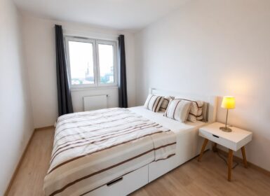 Bright 1-Bedroom Apartment with Panoramic Balcony – Akadémia Garden, District IX