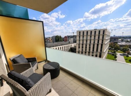 Bright 1-Bedroom Apartment with Panoramic Balcony – Akadémia Garden, District IX