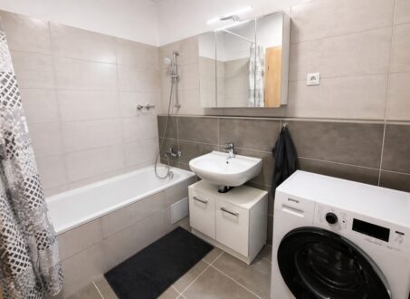 Bright 1-Bedroom Apartment with Panoramic Balcony – Akadémia Garden, District IX