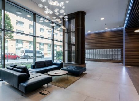 Bright 1-Bedroom Apartment with Panoramic Balcony – Akadémia Garden, District IX