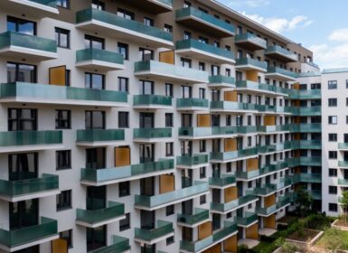 Bright 1-Bedroom Apartment with Panoramic Balcony – Akadémia Garden, District IX