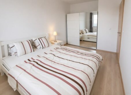 Bright 1-Bedroom Apartment with Panoramic Balcony – Akadémia Garden, District IX