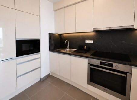 Bright 1-Bedroom Apartment with Panoramic Balcony – Akadémia Garden, District IX
