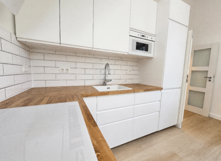 Beautiful 2-Bedroom Apartment with Balcony in the Heart of Budapest – Steps from the Opera House
