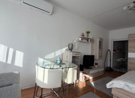 Bright Studio with Gellért Hill Views – District VIII, Tömő Street